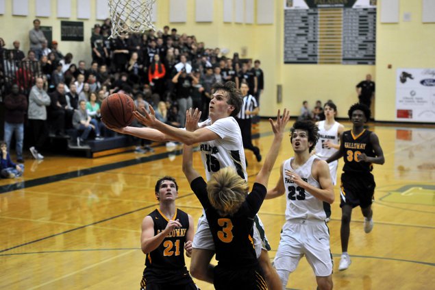 15 Oscar Lynch drives lane for 2.JPG