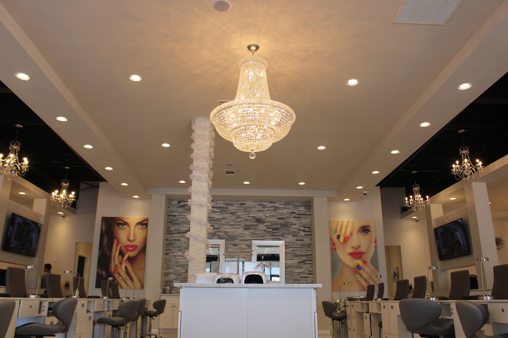 400 spaces Universal Nails & Spa is modern, sophisticated and relaxing