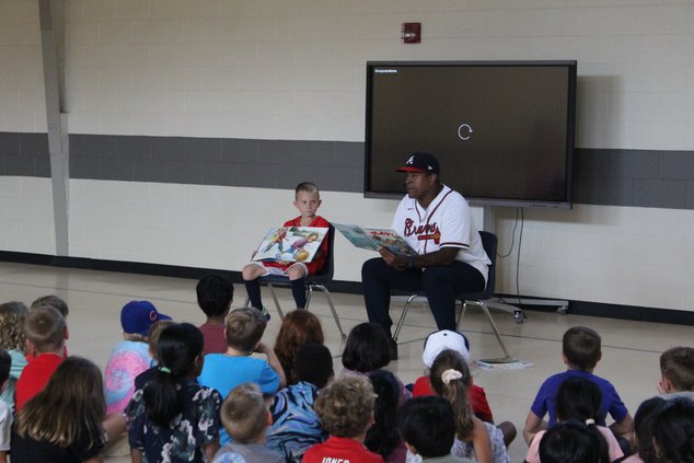 09072023BRIAN JORDAN READS TO STUDENTS