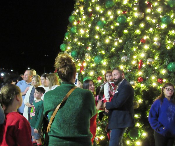 11232025TREE LIGHTING