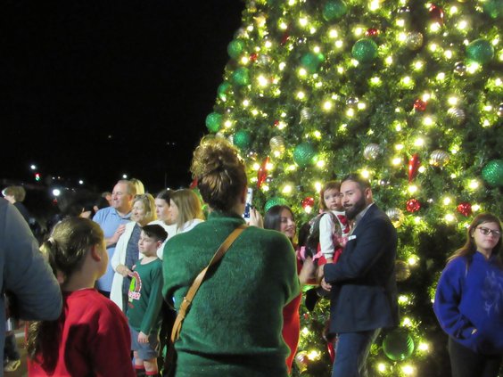 11232025TREE LIGHTING